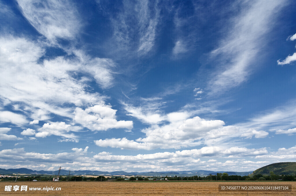 广阔蓝天与田野美景
