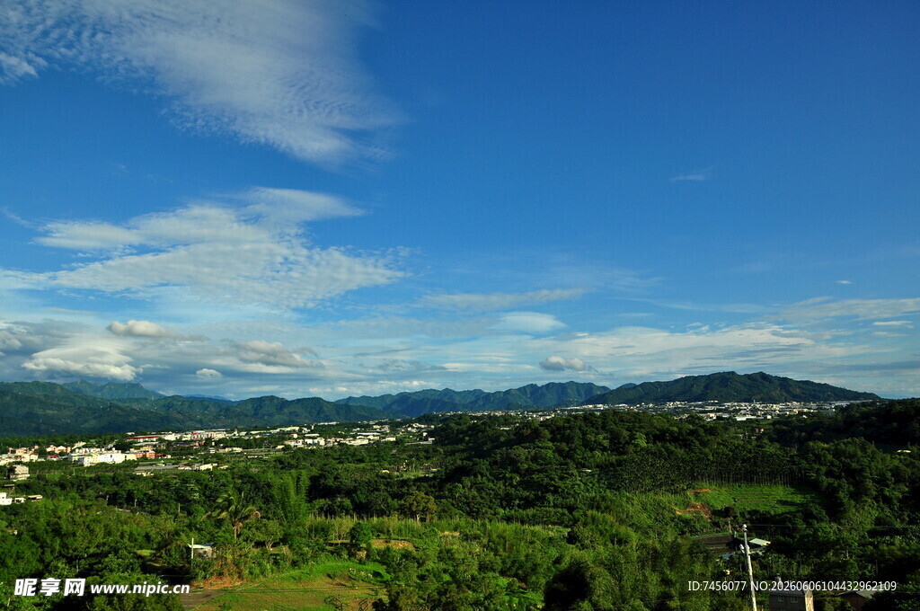 青山蓝天间的秀丽自然景观