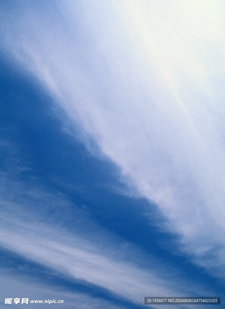 蔚蓝天空中的飘逸云彩