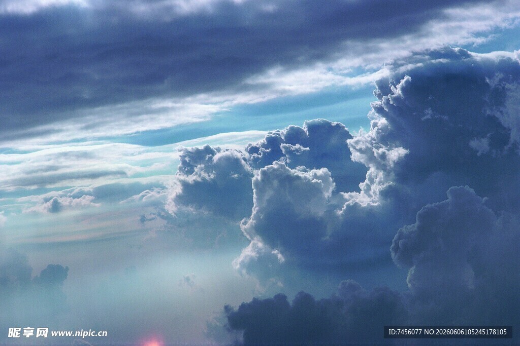云海之上的梦幻天空景象