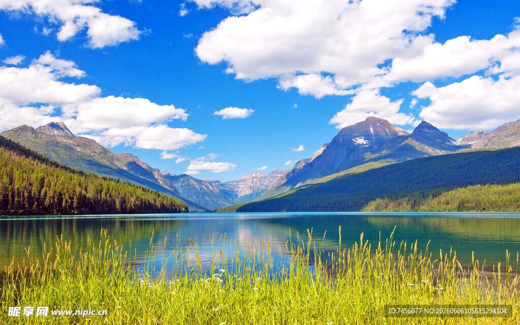 美丽湖畔的壮丽山景