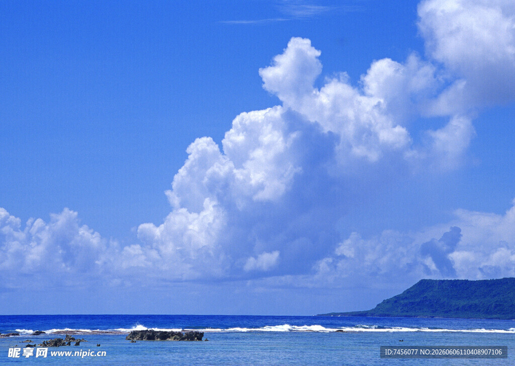 碧海蓝天中的云朵美景