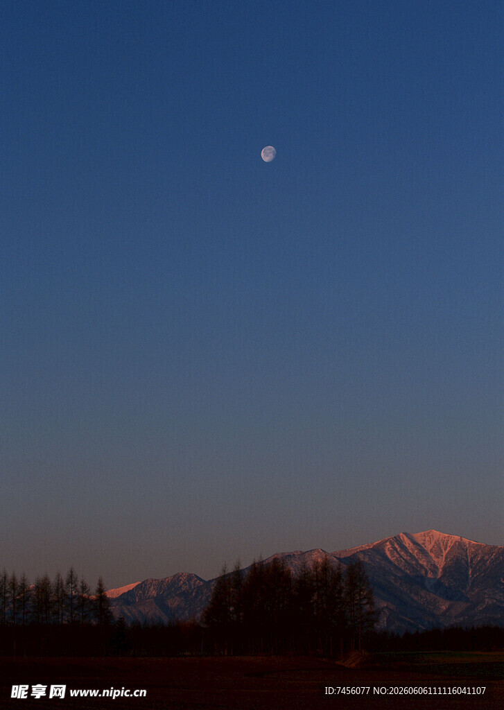 月夜下的雪山美景