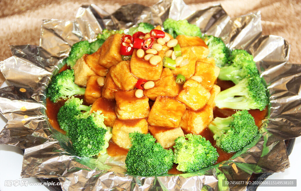 锡纸包裹的美味豆腐西兰花