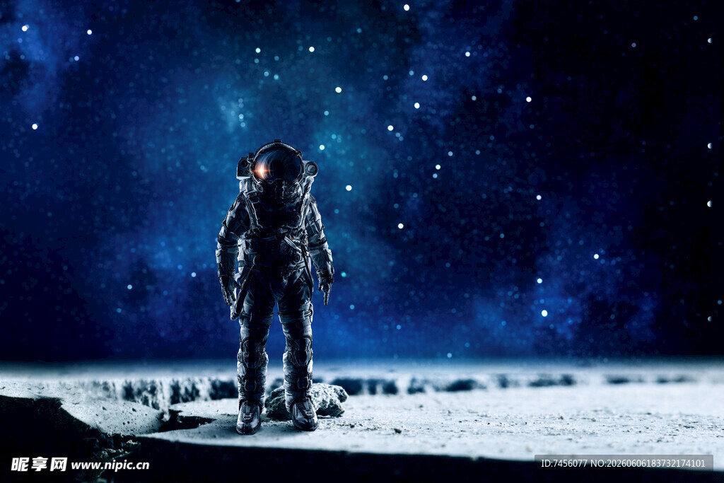 孤独宇航员于星空下伫立