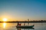 夕阳下湖面的小船之旅