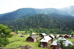 山间村落木屋自然美景