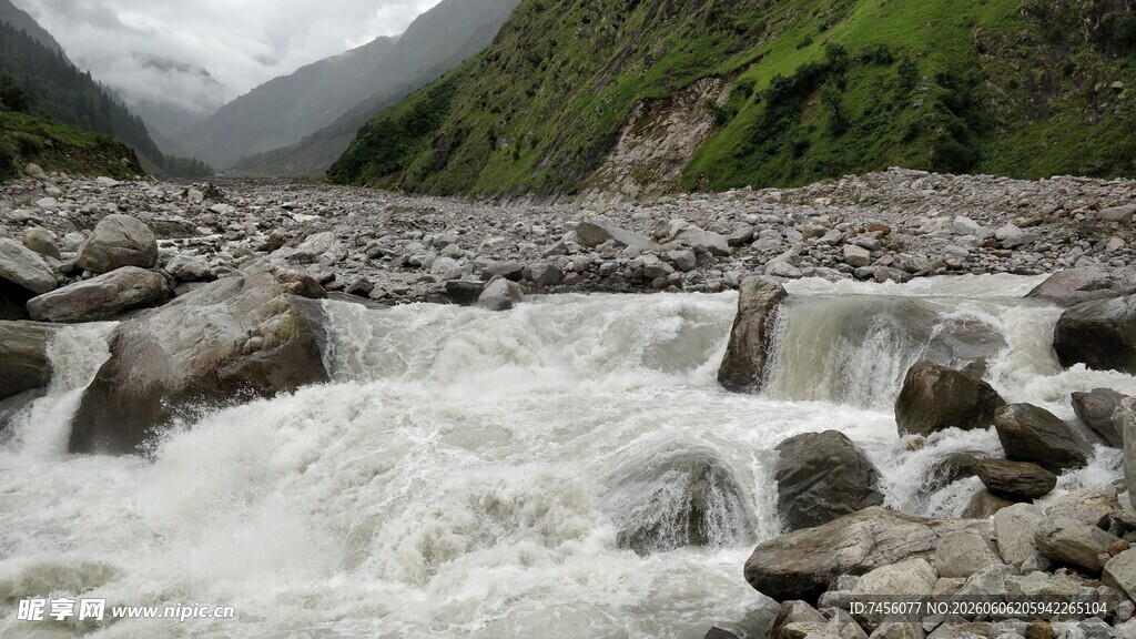 山间湍急溪流与嶙峋怪石