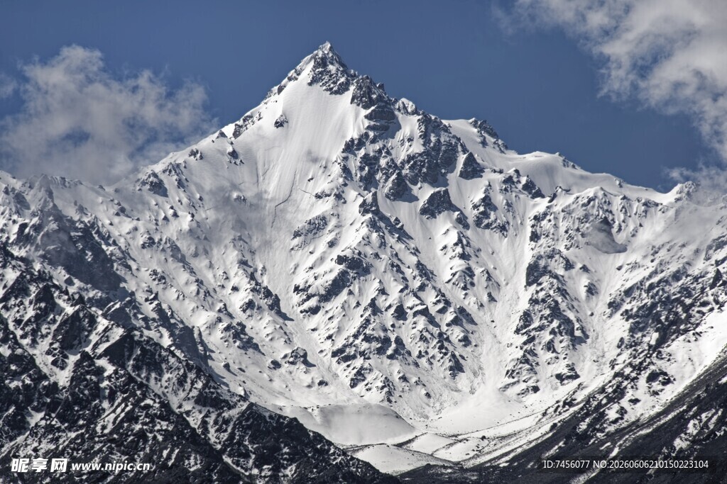 巍峨雪山壮丽景致