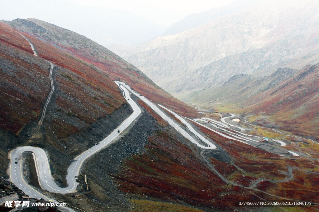 蜿蜒山间公路美景