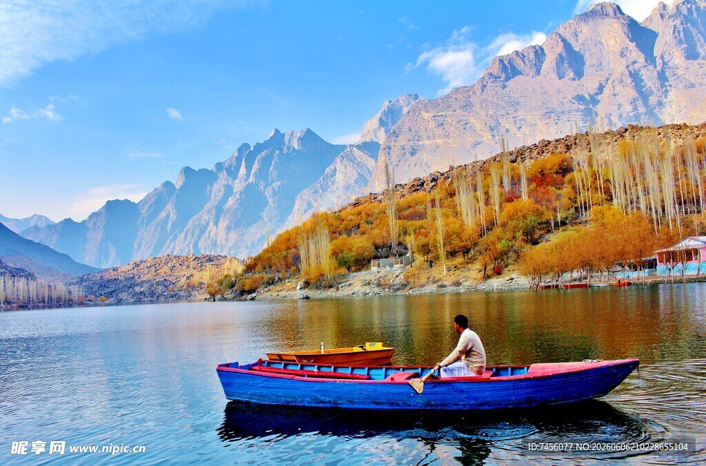 泛舟湖畔赏壮丽山景
