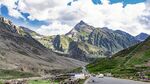 山间公路穿行壮美山峦