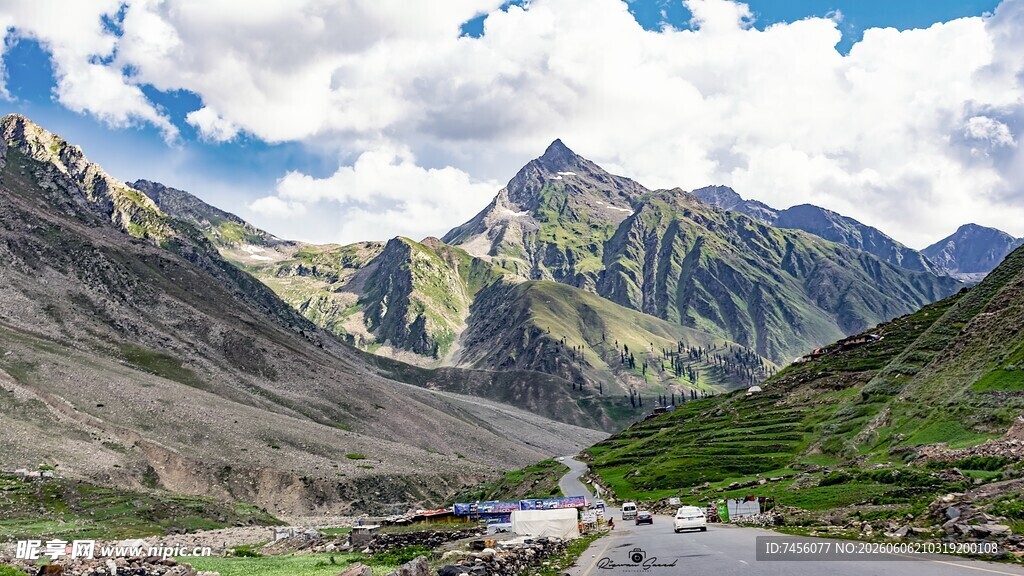 山间公路穿行壮美山峦