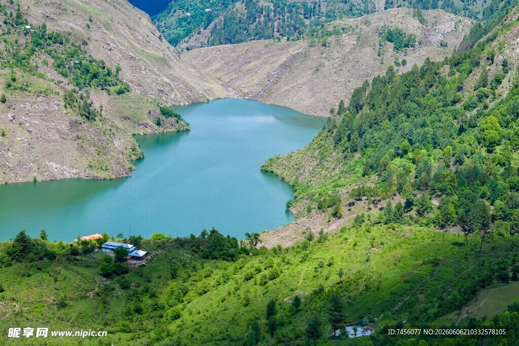 山间碧湖美景