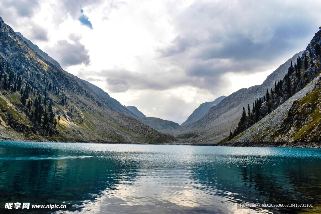 高山蓝湖美景
