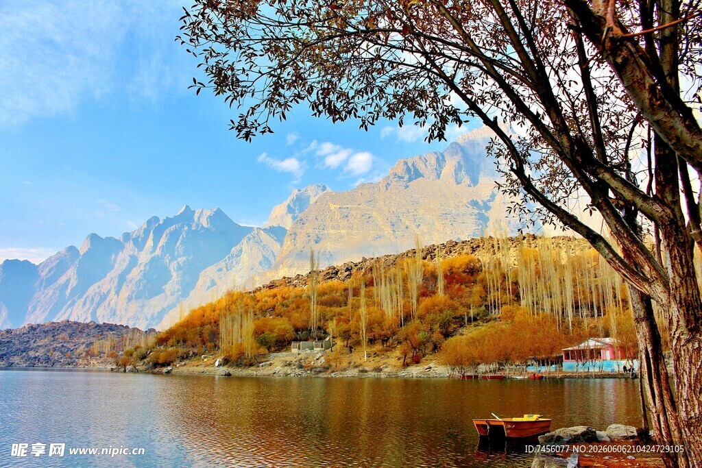 秋日湖畔山林美丽景致
