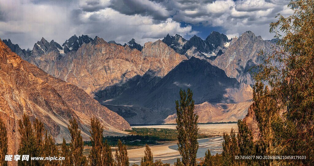 壮丽高山湖泊自然美景