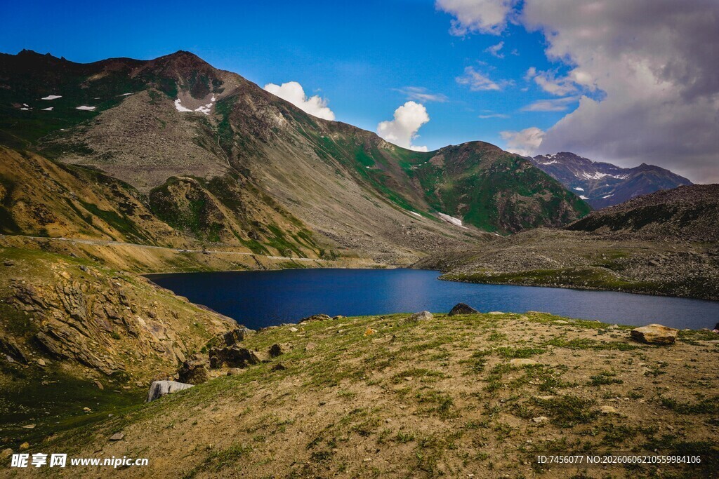 山间湖畔美景