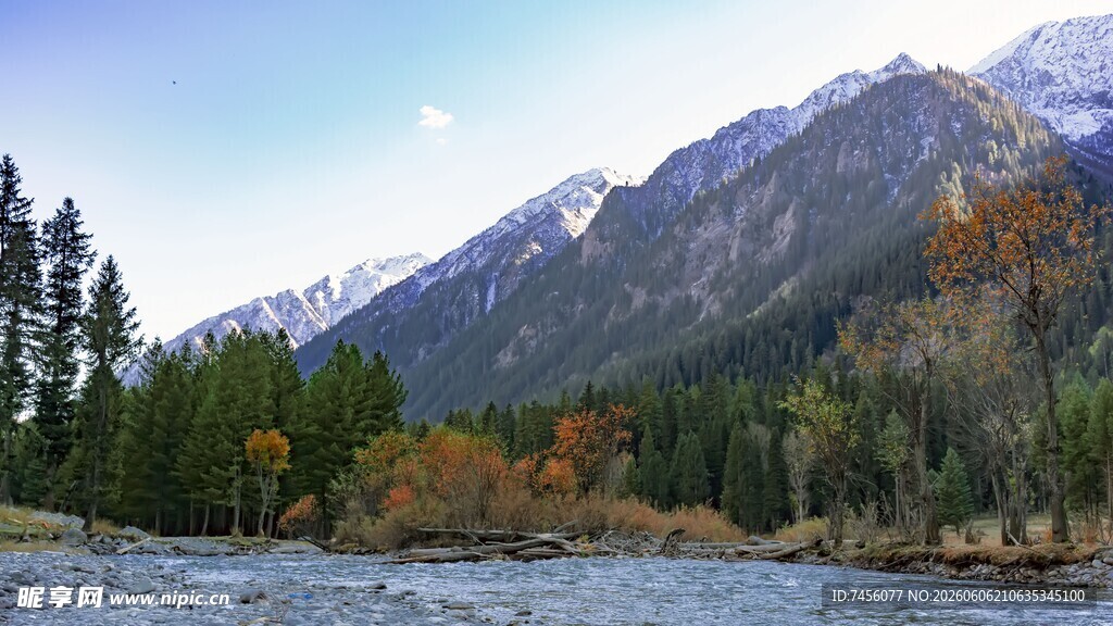 山间河畔秋景