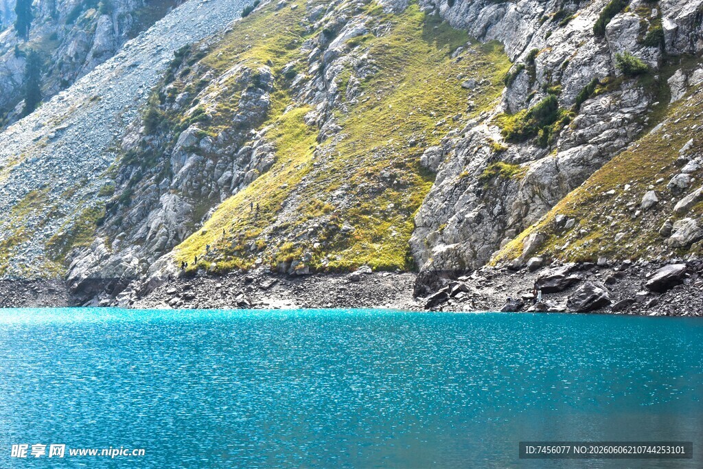 高山下的碧蓝湖水