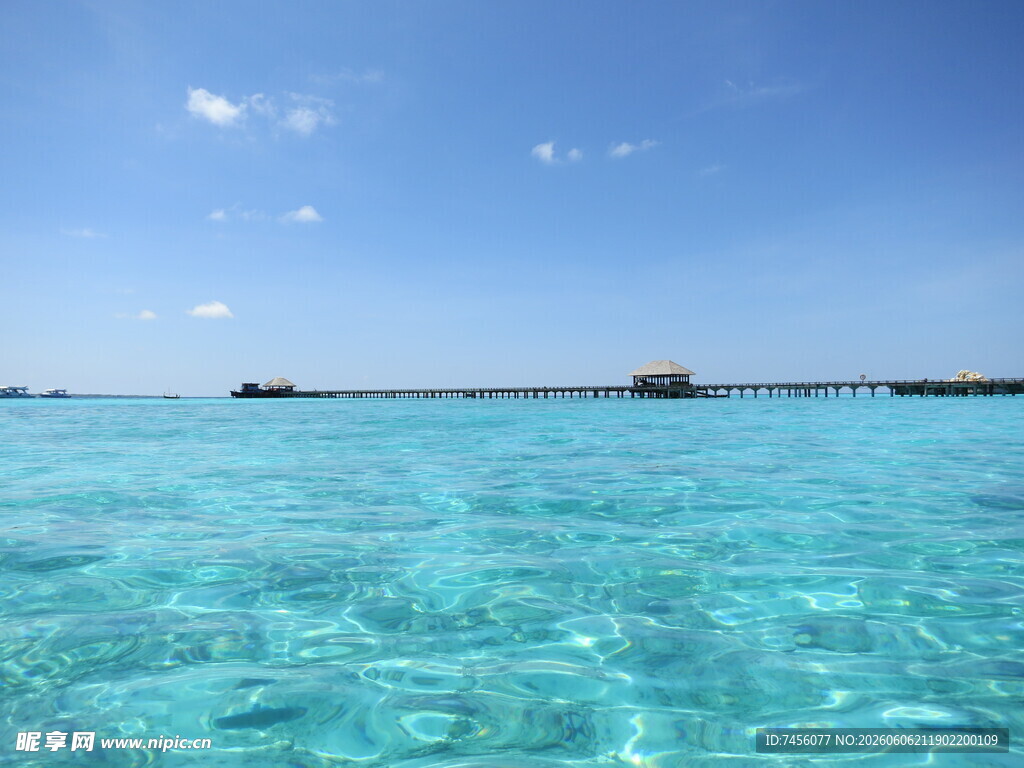 清澈湛蓝的迷人海面风光