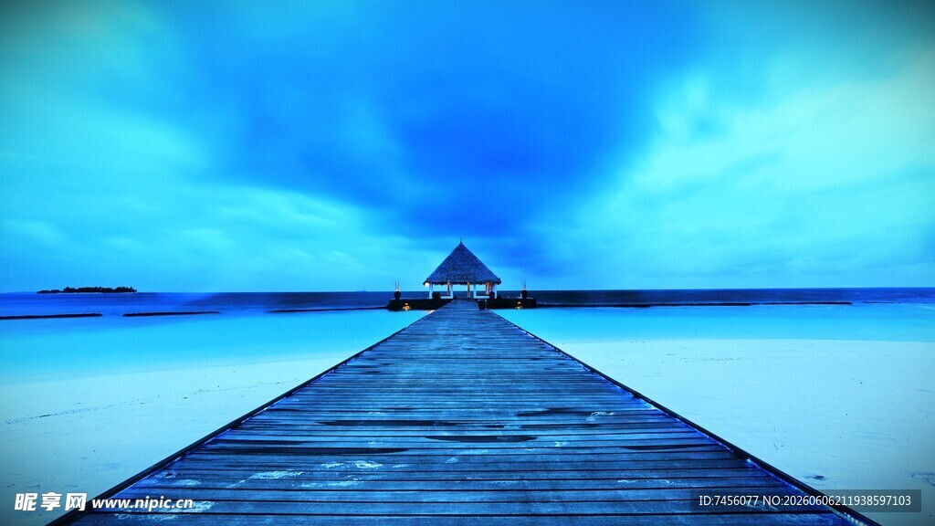 梦幻蓝调海边延伸木栈道