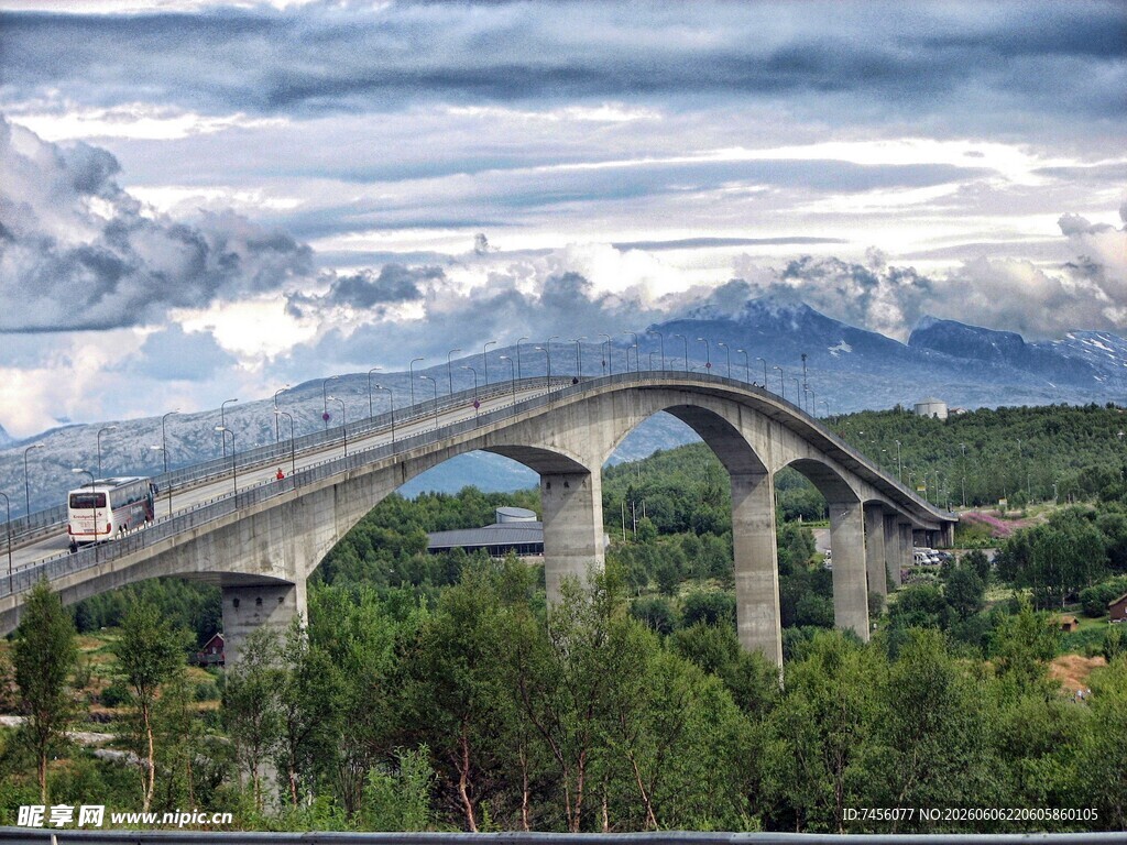 山间高架桥美景
