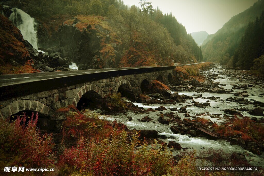 秋日山间公路风景