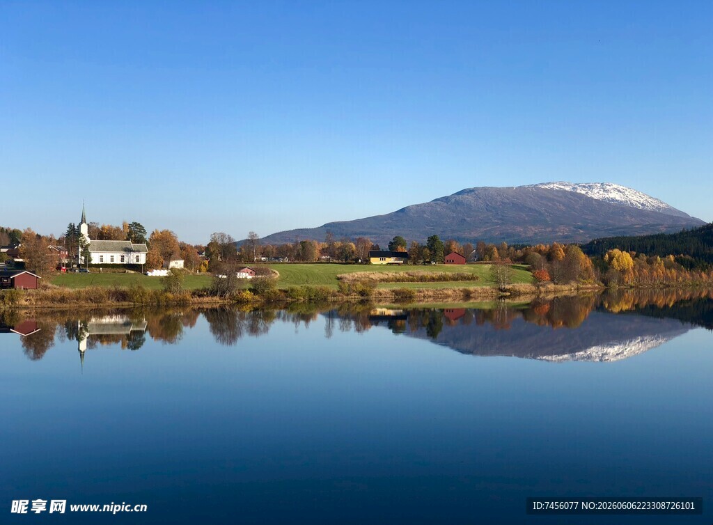 湖畔青山美景倒映