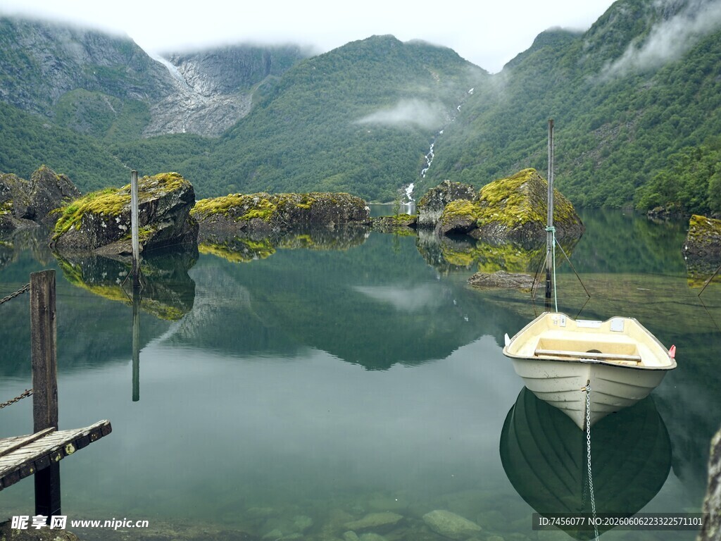 宁静湖景中的小船与山峦