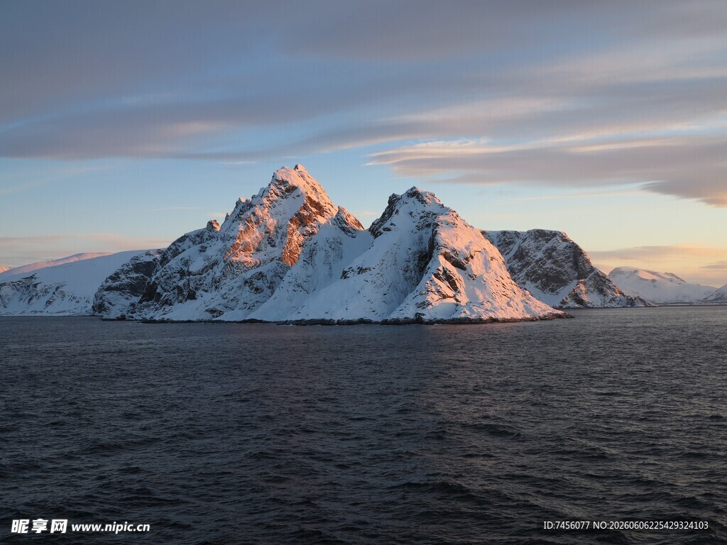 壮丽雪山映于辽阔海面