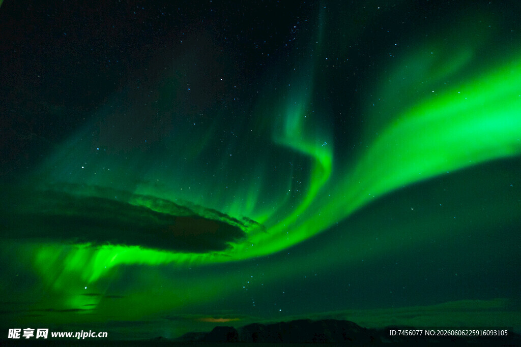 夜空中舞动的梦幻绿色极光