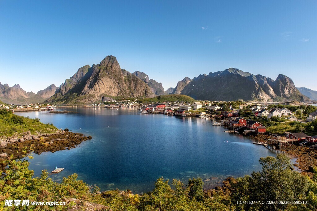 美丽湖景与远山风光