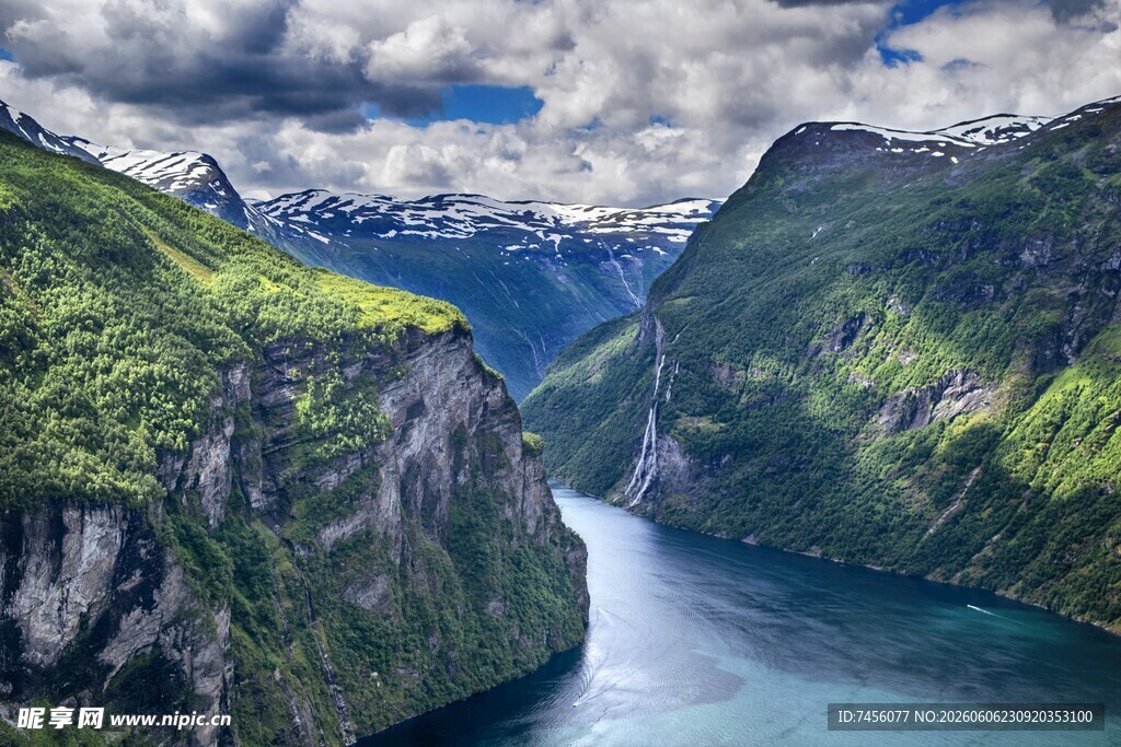 壮丽峡湾山水风景图