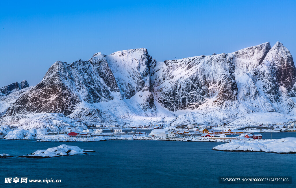 冰雪覆盖的壮丽山海景观