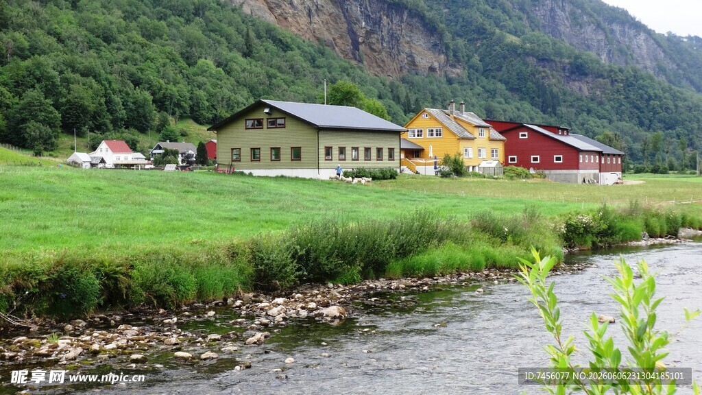 乡村河畔多彩小屋风景