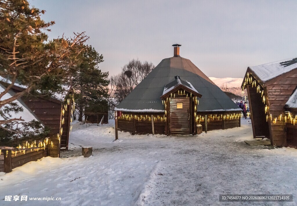雪中小屋的温馨冬日景象
