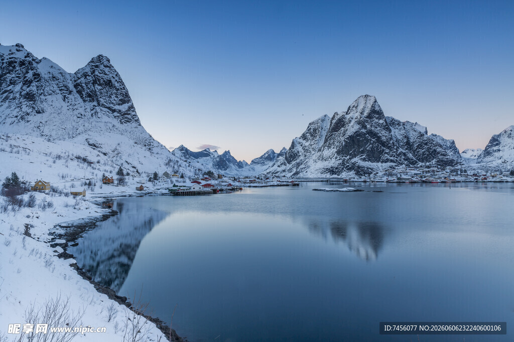 冬日静谧的山湖雪景