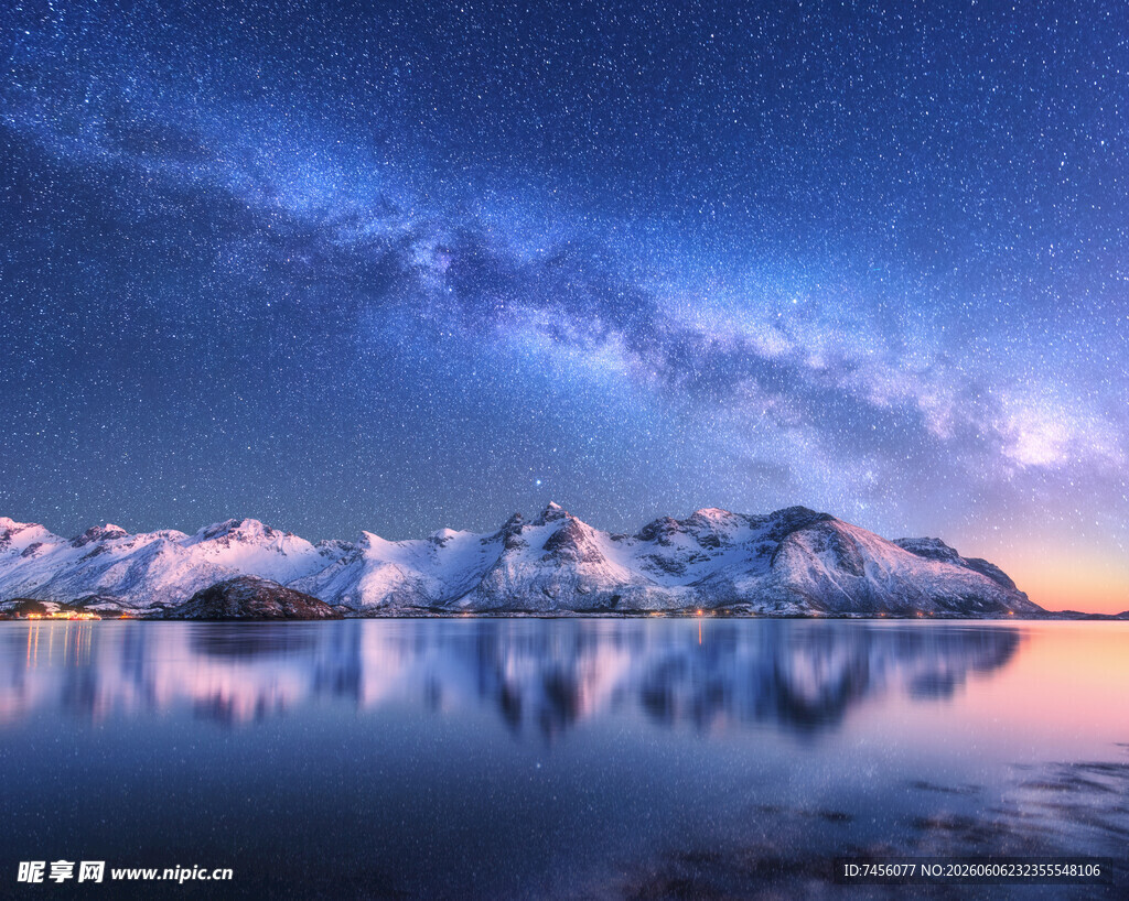 梦幻星空下的雪山湖泊美景