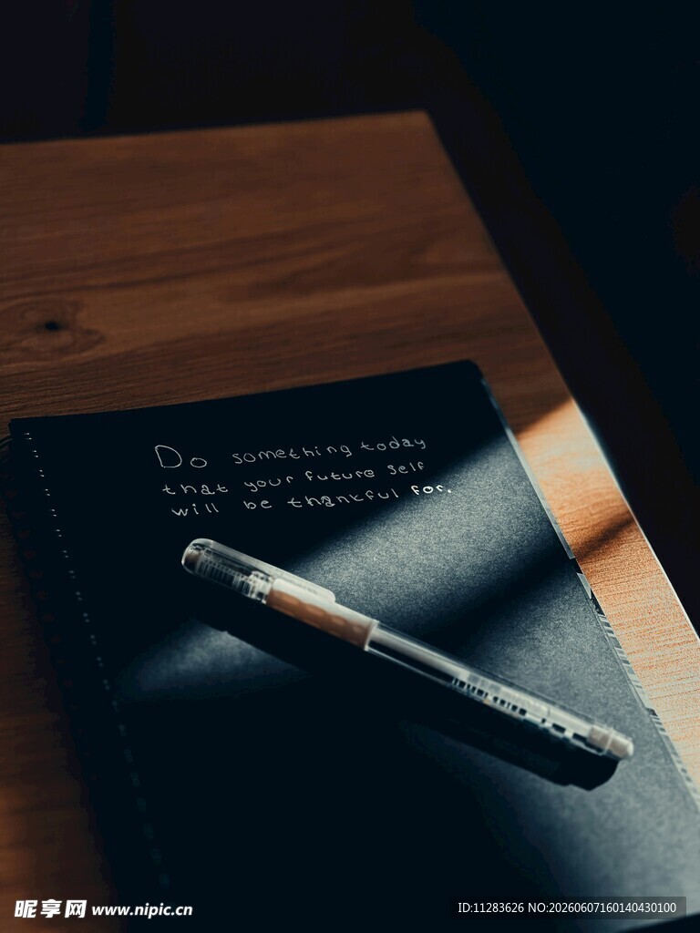 桌上钢笔与笔