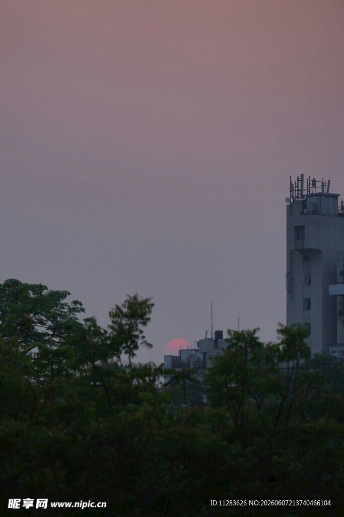 黄昏下的高楼