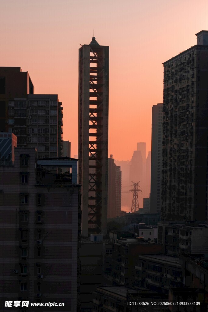 夕阳下的城市高楼景观