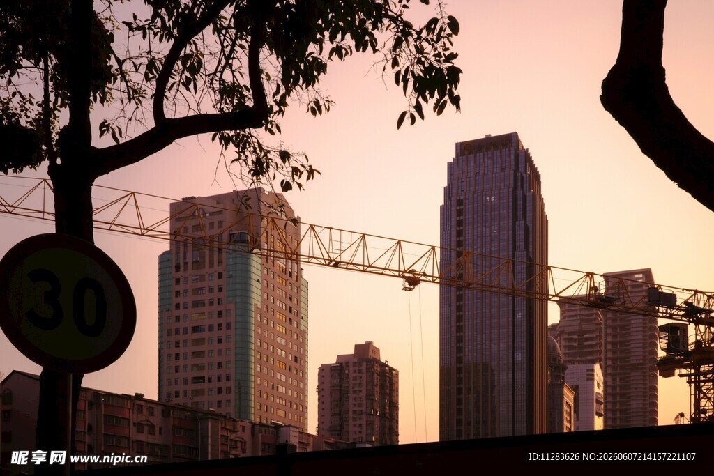黄昏下的城市建筑景观