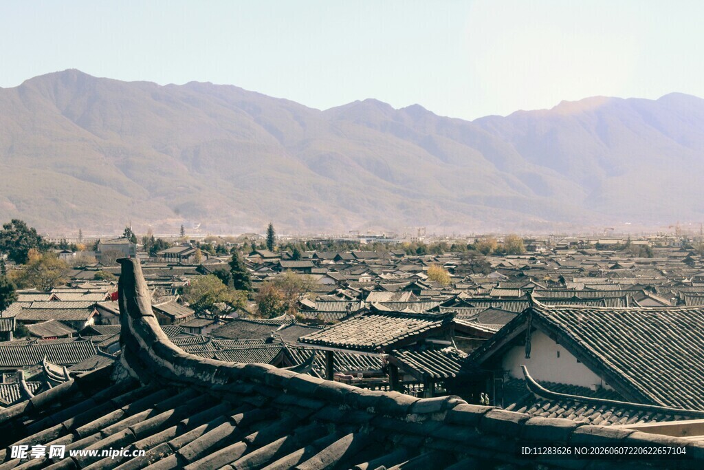 古城屋顶远眺连绵山脉