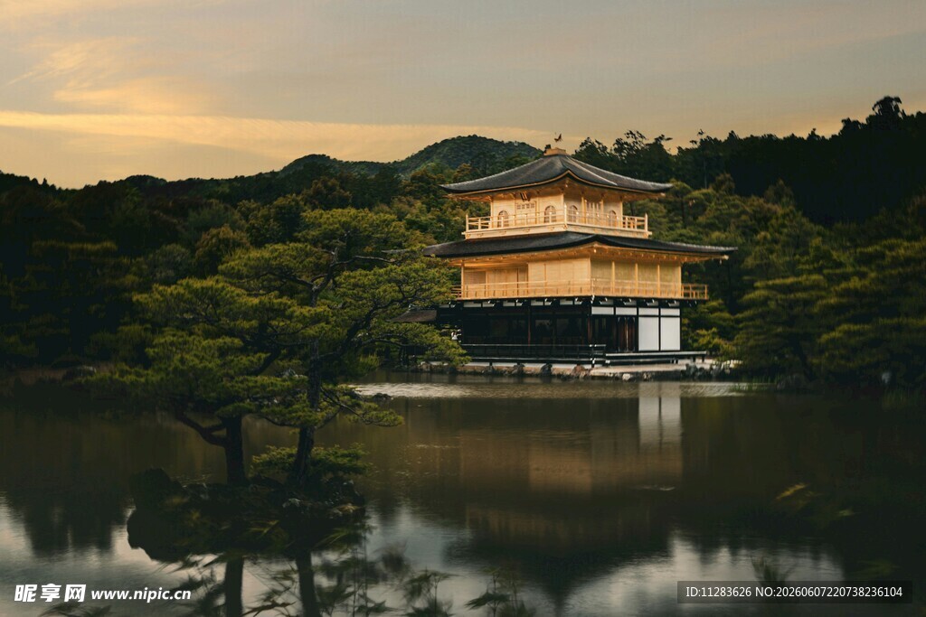 湖畔古建映晚