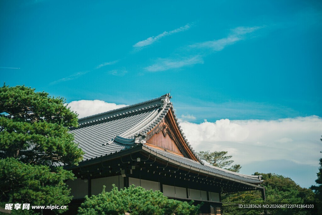 古雅中式建筑映蓝天