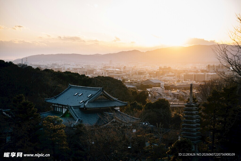 夕阳下的山间古建筑