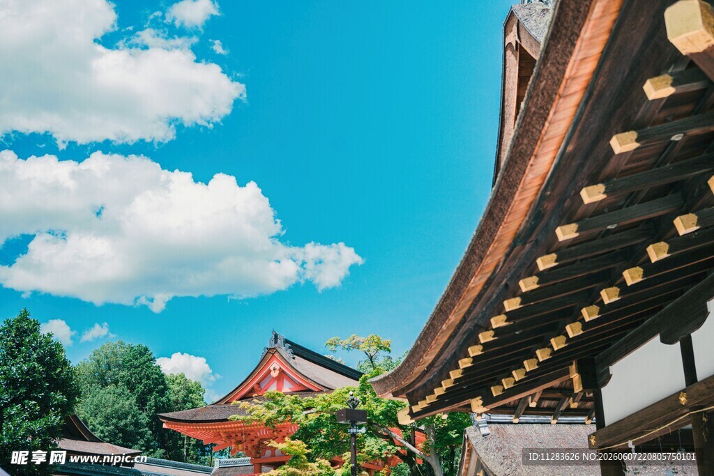 古建屋檐下的