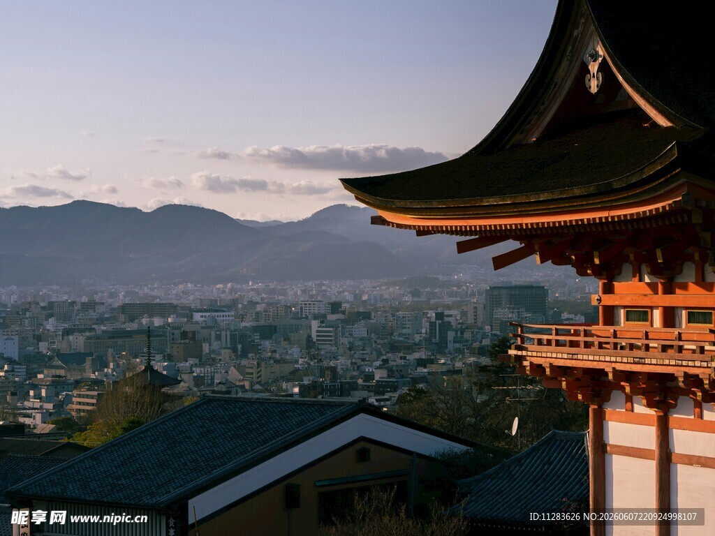 日式建筑俯瞰城市美景