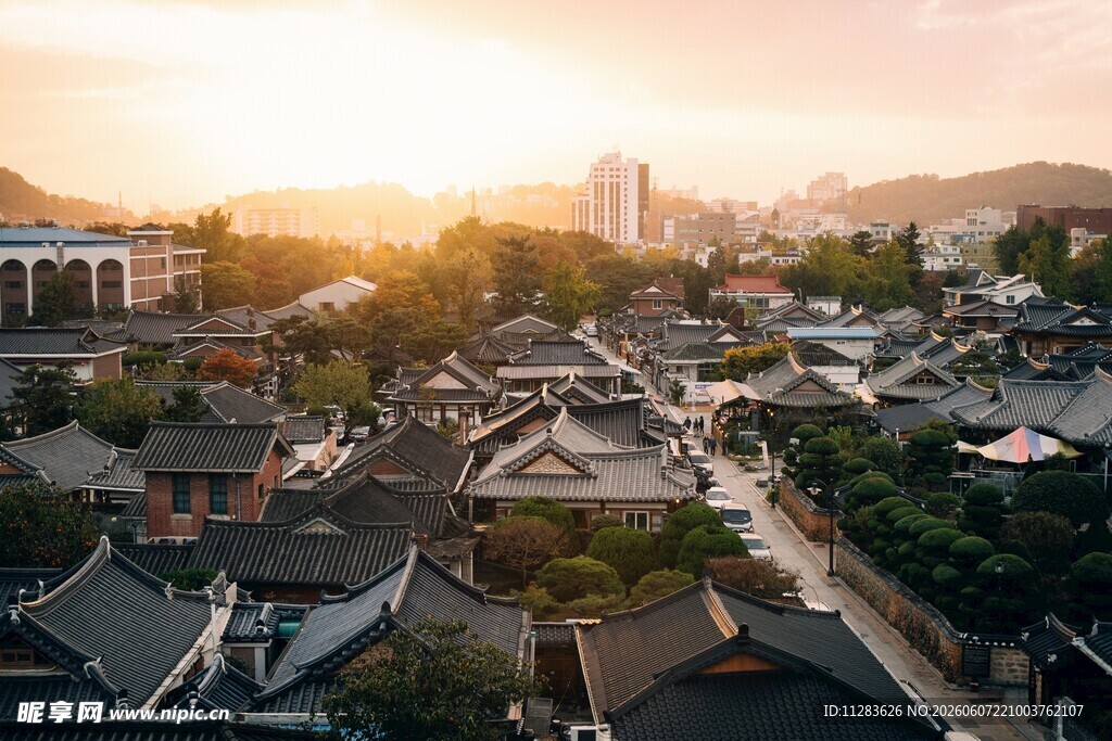 夕阳下的古朴城镇风貌
